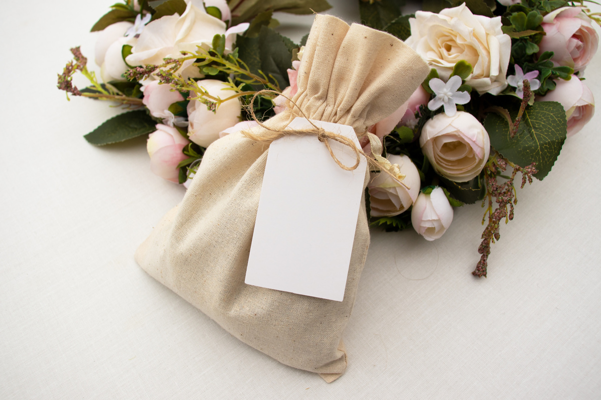 Blank white gift or favor tag mockup with flowers - gift tag mockup